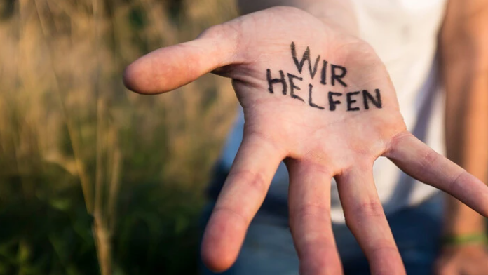 Eine offene Hand mit dem Schriftzug 'WIR HELFEN', die Unterstützung und Hilfe symbolisiert.