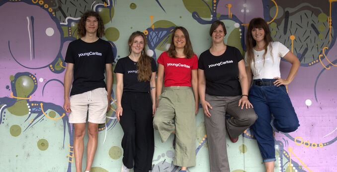 Foto von youngCaritas Tirol Team vor Graffitiwall