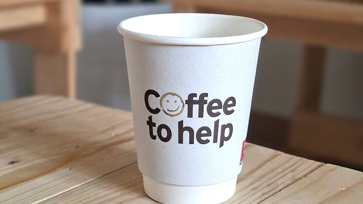 Pappkaffeebecher mit Logo Coffee to help