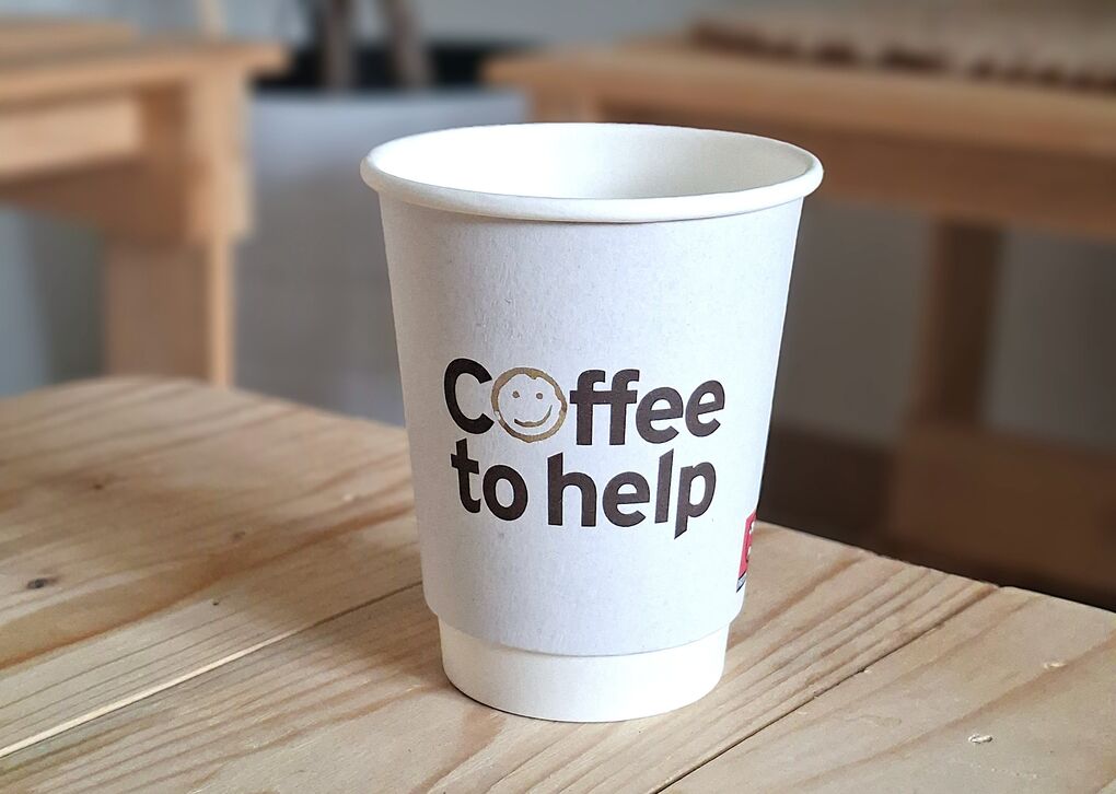 Pappkaffeebecher mit Logo Coffee to help