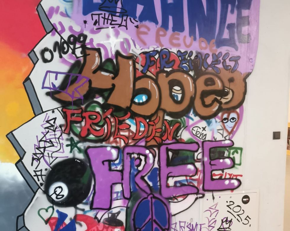 Bunte Graffiti-Kunst, die die Worte "CHANGE" und "FREE" sowie andere kreative Elemente darstellt.